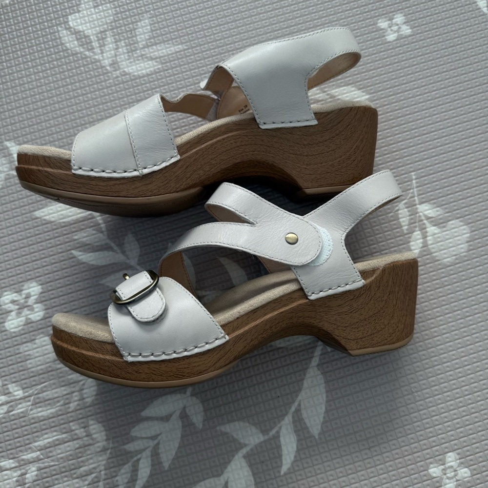 Off white Dansko size 39 Leather Women's Sandals